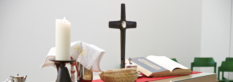 Altar mit Abendmahlsgeschirr in der Friedenskirche