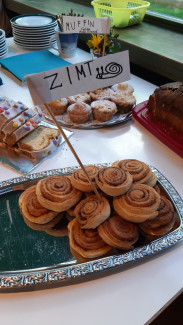 Zimtschnecken und andere Kuchen auf Servierplatten