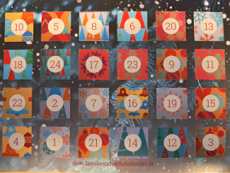 Papieradventskalender mit bunten Türchen mit Zahlen drauf