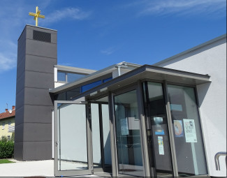 Offene Kirchentür der Friedenskirche