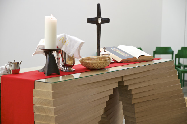 Altar mit Abendmahlsgeschirr in der Friedenskirche