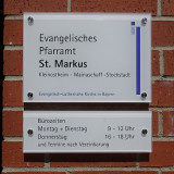 Schild mit Öffnungszeiten