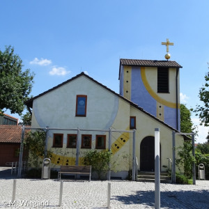 Blick auf bunt bemalten Altbau der Markuskirche, heute Gemeindesaal