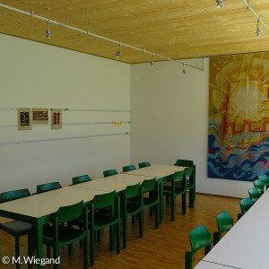 Blick auf Wandbild im Gemeindesaal