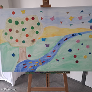Keilrahmen mit gemalter Landschaft und Aufklebern der Gottesdienstbesucher beim Gemeindefest