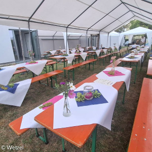 Blick ins Festzelt mit geschmückten Biertischen für das Gemeindefest