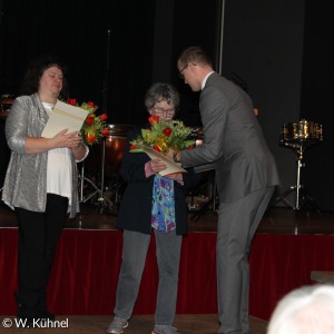Blumenstraußübergabe durch Bürgermeister Neßwald
