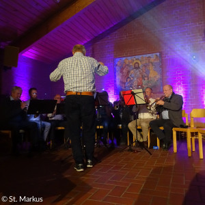 Posaunenchor in beleuchteter Markuskirche